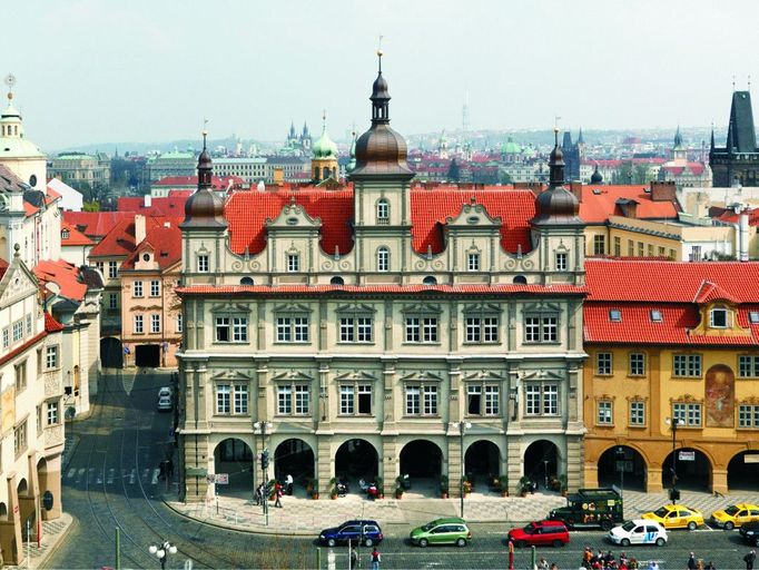 Cílem rekonstrukce byla komplexní rehabilitace objektu Malostranské radnice, včetně dostavby původních věží a štítů, které byly z objektu sneseny v roce 1828. Autor stavby: KAVA spol. s.r.o., Karásek a Novotný - ARCHITEKTI, Ing. Jan Karásek, Ing. arch. Lukáš Ježek, Ing. arch. Tomáš Zmek, Mgr. A. Kateřina Žentelová, Ing. Vít Mlázovský.