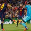 Fotbalista Barcelony Lionel Messi střílí gól za záda Ikera Casillase v utkání Primera División proti Realu Madrid.