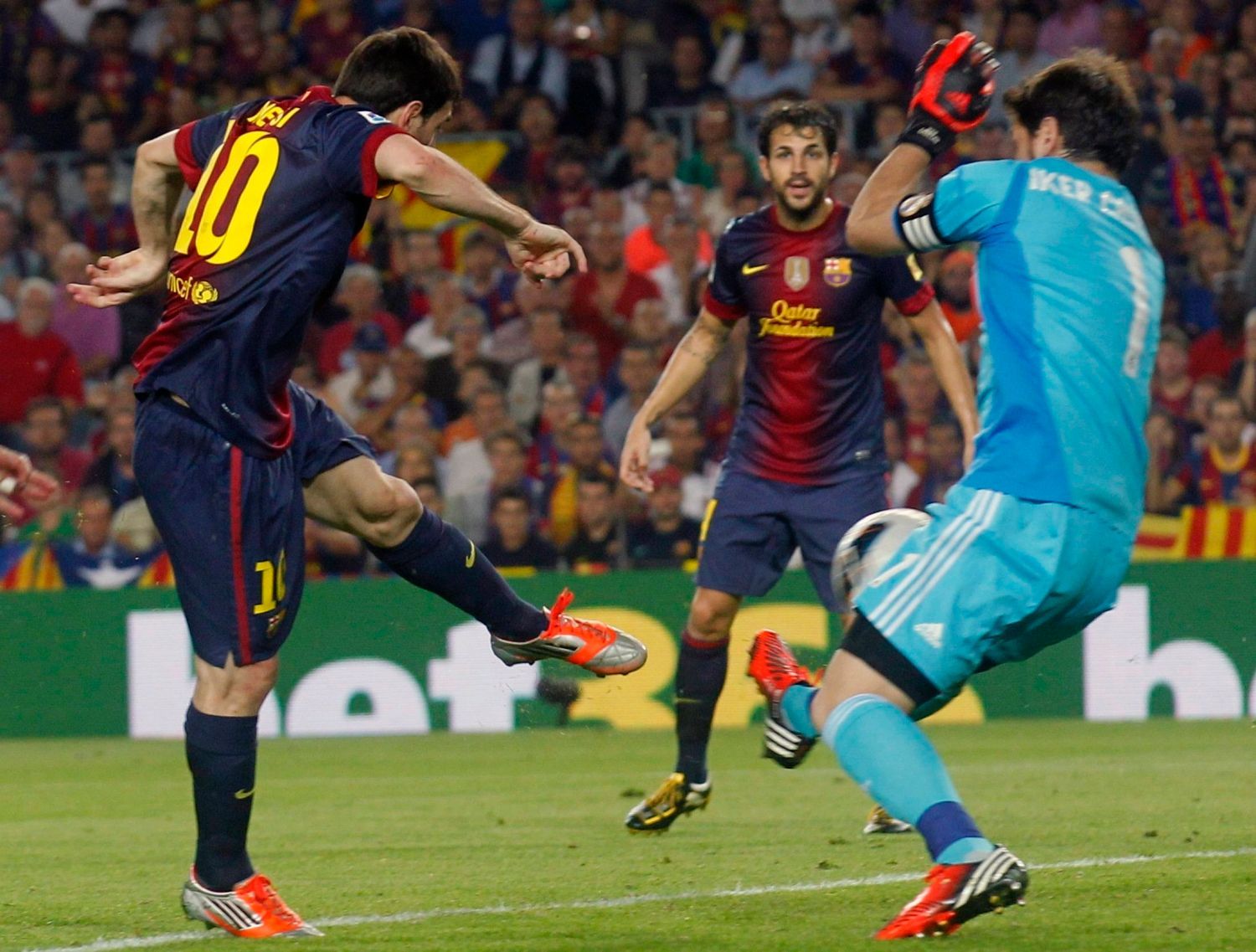 Fotbalista Barcelony Lionel Messi střílí gól za záda Ikera Casillase v utkání Primera División proti Realu Madrid.