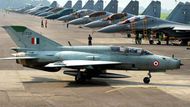 MiG-21 v popředí s řadou moderních ruských stíhaček Suchoj čekajících na převzetí.