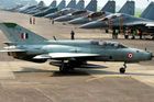 MiG-21 v popředí s řadou moderních stíhaček Suchoj čekajících na převzetí.