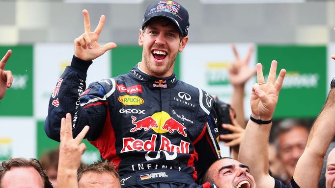 Sebastian Vettel se v 25 letech stal nejmladším pilotem historie F1, který dosáhl čistého hattricku.