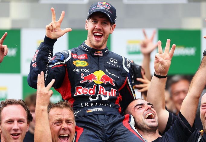 Sebastian Vettel se v 25 letech stal nejmladším pilotem historie F1, který dosáhl čistého hattricku.