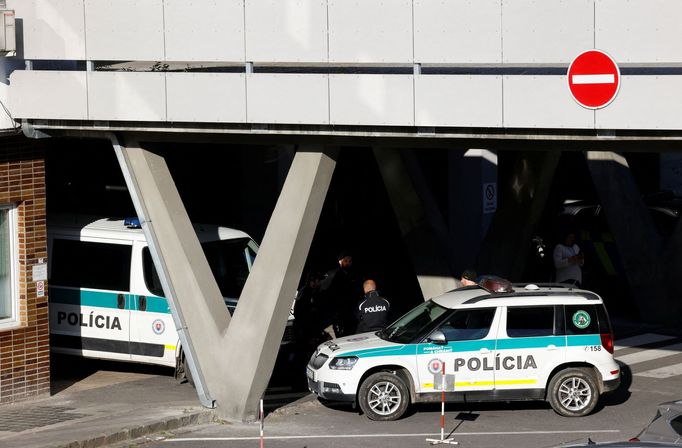 Policejní auta hlídkují v banskobystrické Rooseveltově nemocnici, kde po středečním útoku leží Robert Fico.