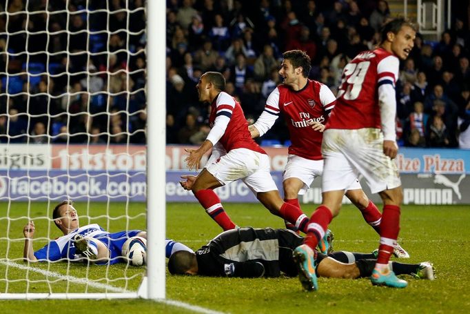 Fotbalisté Arsenalu slaví gól Theo Walcotta (vlevo) v utkání anglického poháru 2012/13 proti Readingu.