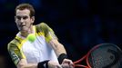 Britský tenista Andy Murray v utkání se Srbem Novakem Djokovičem během Turnaje mistrů 2012.