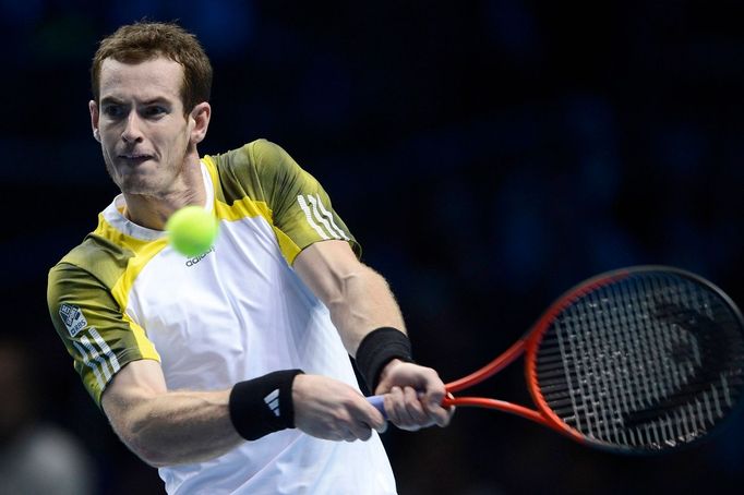 Britský tenista Andy Murray v utkání se Srbem Novakem Djokovičem během Turnaje mistrů 2012.