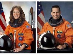 Lisa Nowaková a její kolega Bill Oefelein na oficiálních snímcích NASA