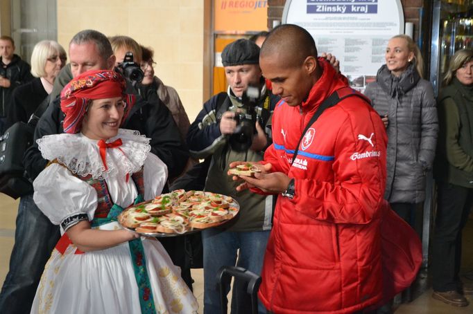 Čeští fotbaloví reprezentanti při příjezdu vlakem do Olomouce, kde se střetnou se Slováky.