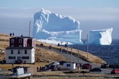 Ke kanadskému městečku připlul obrovský ledovec. Obyvatelé žasnou, turistický byznys kvete