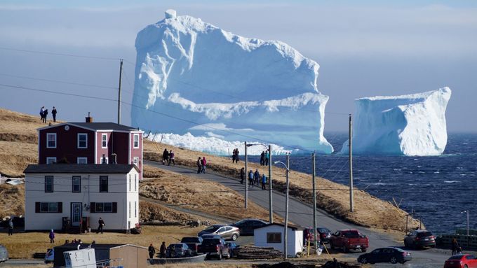 Velký ledovec připlul k městečku Ferryland na východním pobřeží Kanady. Stal se turistickou atrakcí.