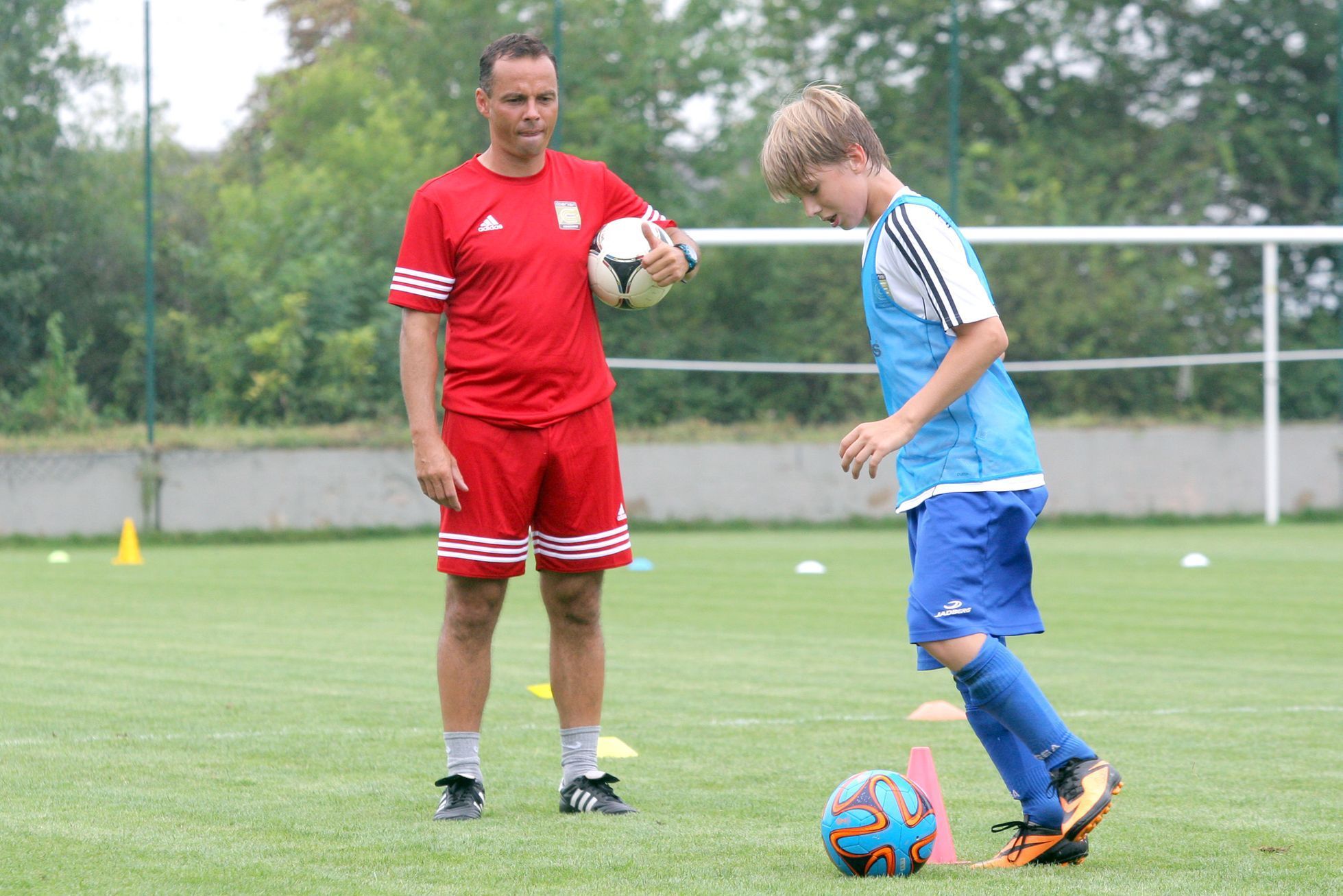 Kluci se učí hrát fotbal