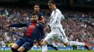 Real Madrid - Barcelona:  Cristiano Ronaldo (vpravo) - Gerard Pique