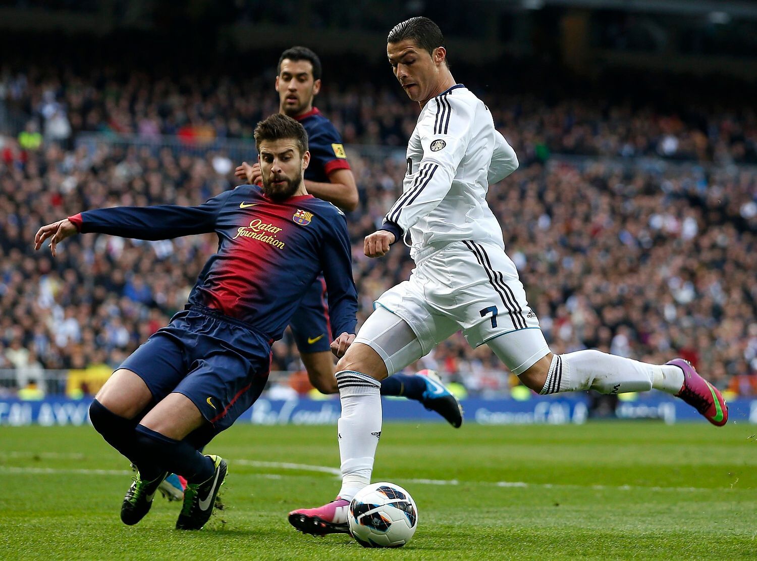 Real Madrid - Barcelona:  Cristiano Ronaldo (vpravo) - Gerard Pique