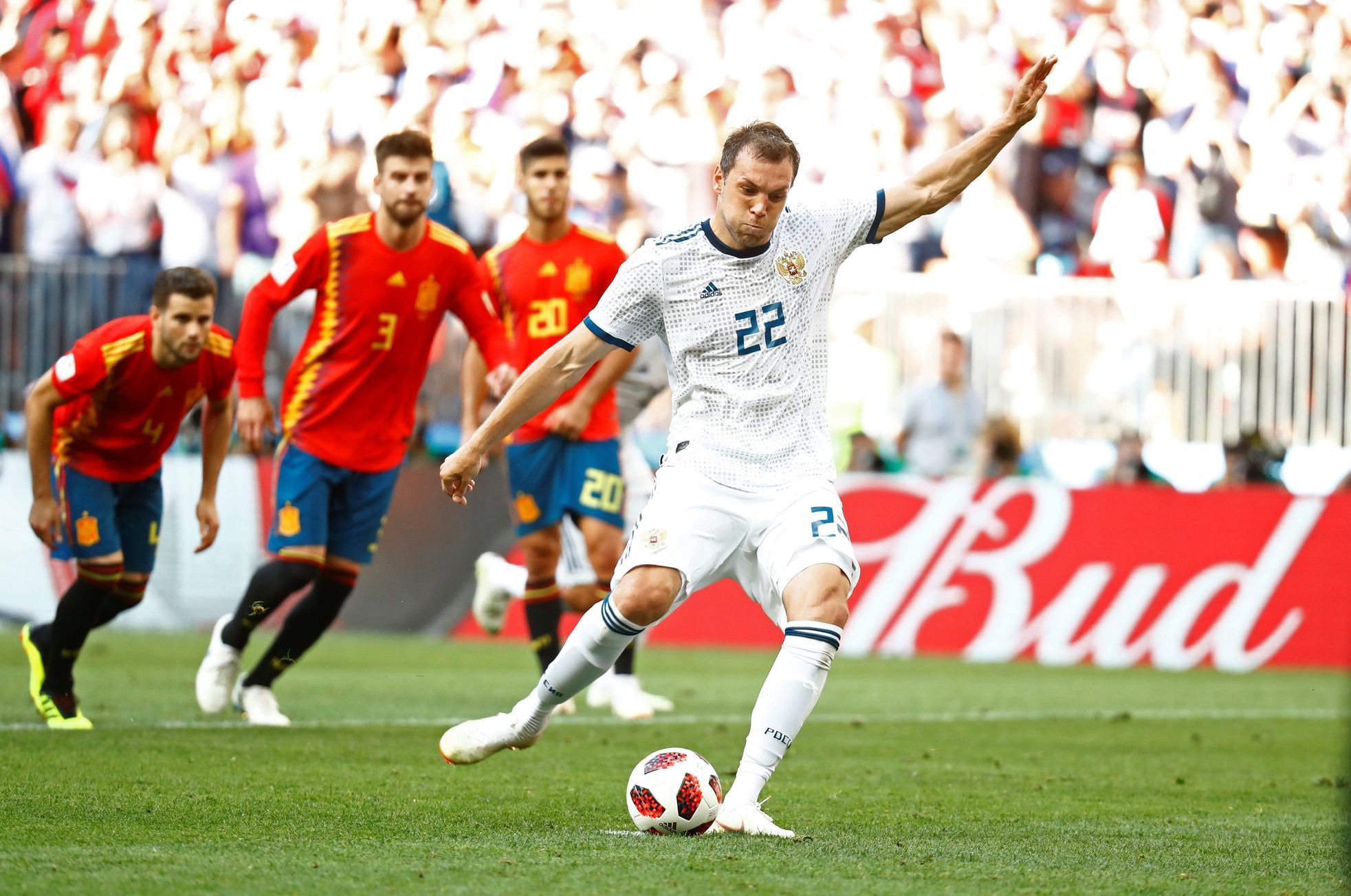 Arťom Dzjuba dává gól v osmifinále MS mezi Španělském a Ruskem