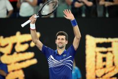 Ósakaová je v osmifinále, Djokovič ztratil set. Dál jdou i Strýcová s Vondroušovou