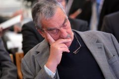 Pořadí popularity vedou politici ČSSD, kníže se propadá