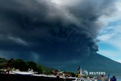 Sopka na Bali každou chvíli vybuchne. Ministerstvo zahraničí vybízí Čechy k opatrnosti