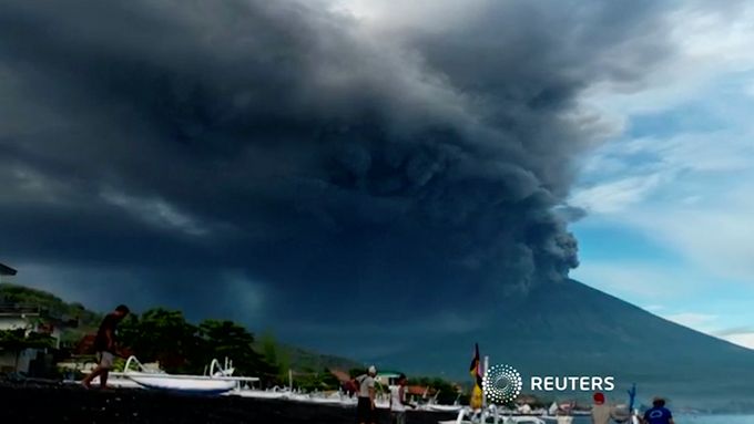 Indonésie zvýšila varování před soptícím vulkánem Agung na nejvyšší možný stupeň. Lidi v okruhu do 10 kilometrů vyzvala k evakuaci.