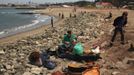 A group of musicians plays traditional music along the beach near the Golden Gate Bridge in San Francisco, California May 27, 2012. The iconic bridge is celebrating its 75th anniversary. REUTERS/Robert Galbraith (UNITED STATES - Tags: SOCIETY ANNIVERSARY) Published: Kvě. 28, 2012, 12:01 dop.