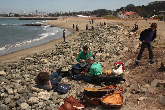 A group of musicians plays traditional music along the beach near the Golden Gate Bridge in San Francisco, California May 27, 2012. The iconic bridge is celebrating its 75th anniversary. REUTERS/Robert Galbraith (UNITED STATES - Tags: SOCIETY ANNIVERSARY) Published: Kvě. 28, 2012, 12:01 dop.