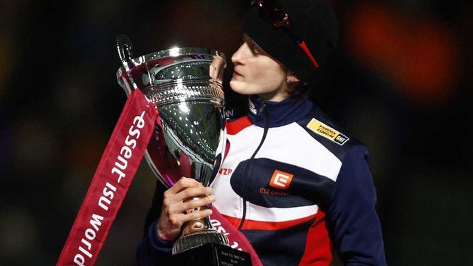 Martina Sáblíková s trofejí pro vítězku Světového poháru.