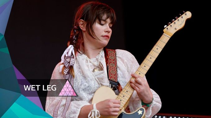 Skladba Chaise Longue, jak ji Wet Leg zahráli na letošním ročníku festivalu Glastonbury.