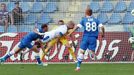 Fotbalista Jan Nezmar ze Slovanu Liberec se snaží vyhlavičkovat míč, který se snaží doběhnout Olexandr Alijev (vpravo) a Roman Zozulja v utkání Evropské ligy s Dněprem.