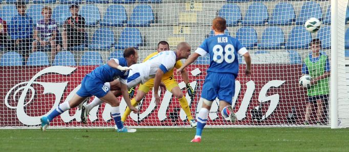 Fotbalista Jan Nezmar ze Slovanu Liberec se snaží vyhlavičkovat míč, který se snaží doběhnout Olexandr Alijev (vpravo) a Roman Zozulja v utkání Evropské ligy s Dněprem.