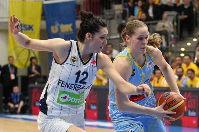 Final Four, USK-Fenerbahce: Alena Hanušová - Tugce Canitesová