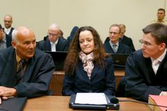 Mnichovský soud zahájil závěrečnou řeč v procesu s extremistkou Zschäpeovou. Hrozí jí doživotí