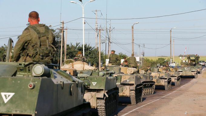 Kolona ruských obrněných vozidel na rusko-ukrajinském pomezí.