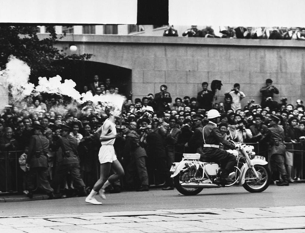 Obrazem: Historické fotografie z běhu s olympijskou pochodní - Profimedia (nepoužívat v článcích!!!)