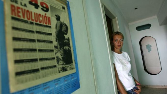 Diana Verselová je dcerou Kubánce a Rusky. Zůstala v Havaně, zatímco její matku, která se zapojila do disidentského hnutí, úřady deportovaly do Ruska.