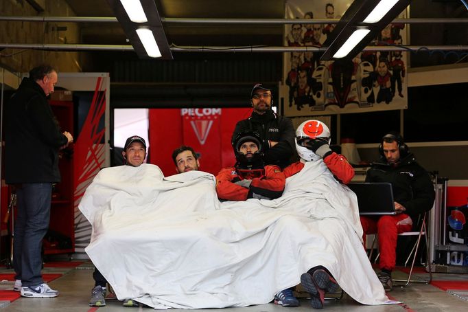 Crew members of the Oreca 03-Nissan Number 49 rest during the Le Mans 24-hour sportscar race in Le Mans, central France June 23, 2013. REUTERS/Stephane Mahe (FRANCE - Tag