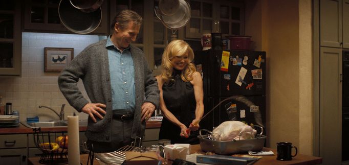 Pamela Andersonová a Liam Neeson v komedii Bláznivá střela.