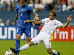 Střelec úvodního gólu zápasu Alberto Aquilani v souboji s Janem Kyselou v závěrečném utkání skupiny na ME jedenadvacetiletých Česko - Itálie.