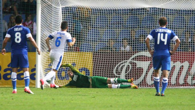 Fotbalista Lukáš Vácha ze Slovanu Liberec střílí gól za záda Jana Laštůvky v utkání Evropské ligy s Dněprem Dněpropetrovsk.