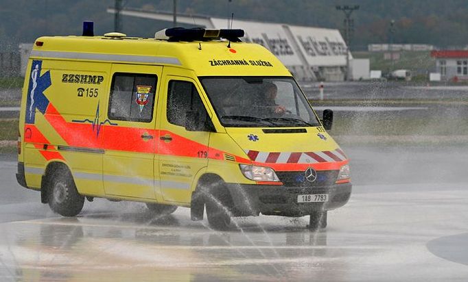 Řidiči Zdravotnické záchranné služby hl. m. Praha ve smyku na umělém polygonu Autodromu Most.