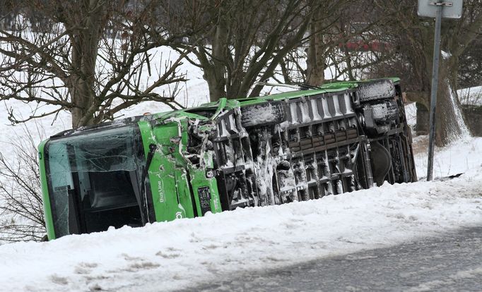 Nehoda autobusu a dvou osobních aut na silnici I/13 poblíž Libouchce na Ústecku.