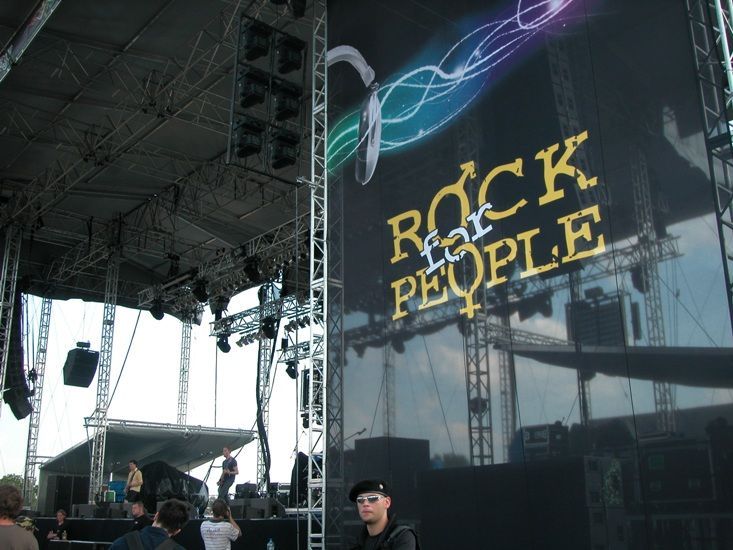 Rock for people, podium, invases