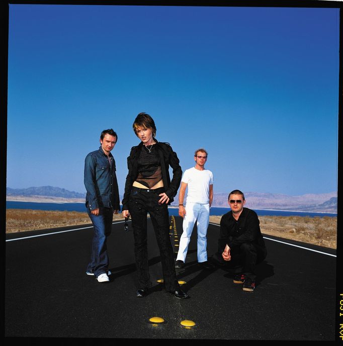 Hudební skupina The Cranberries - Obálka k retrospektivnímu albu "The Best of 1992–2002".