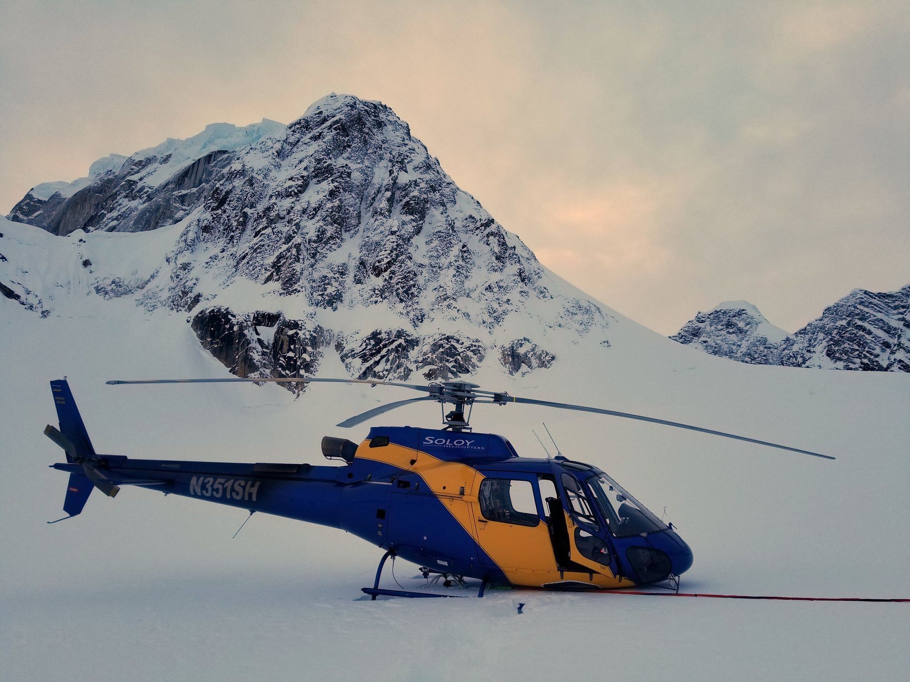 Helikoptera společnosti Soloy Helicopters, kterou si najal Petr Kellner.