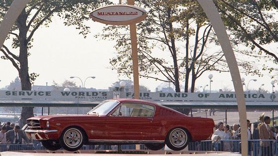 Mustang v roce 1964, tehdy asi nikdo netušil, že z auta bude jeden z nejslavnějších Fordů historie.