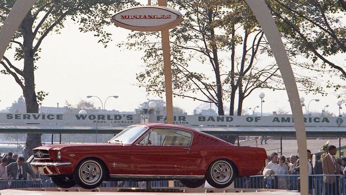 Mustang v roce 1964, tehdy asi nikdo netušil, že z auta bude jeden z nejslavnějších Fordů historie.