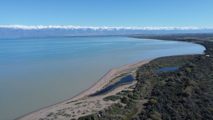 Pohled na Issyk-Kul od ptačí rezervace.