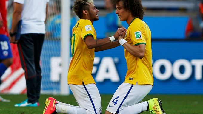 Neymar a David Luiz, dvě velké hvězdy Brazílie, jejichž tržní cena se nyní pohybuje v desítkách milionů eur.