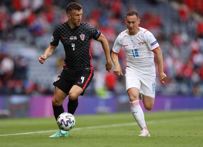 Ivan Perišič a Jan Bořil v zápase Chorvatsko - Česko na ME 2020