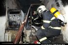 Domu v Praze hořela střecha, hasiči evakuovali 26 lidí