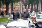Pionýři s mávátky a projížďka mercedesem. Návštěva čínského prezidenta v KLDR obrazem